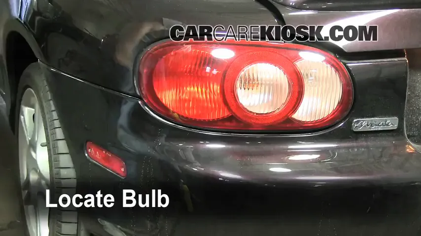 2005 Mazda Miata LS 1.8L 4 Cyl. Éclairage Feux de marche arrière (remplacer une ampoule)